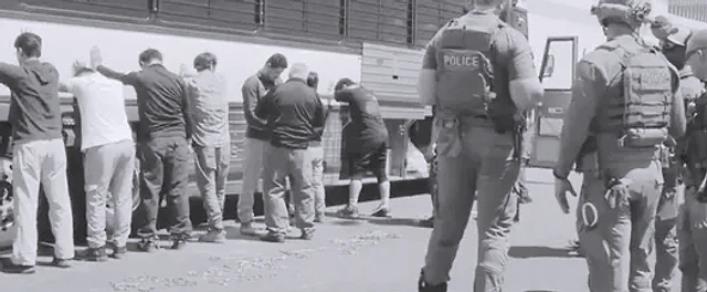 Imagen de portada sobre el aumento de la meta diaria de arrestos de ICE y la evaluación de deportaciones en barco